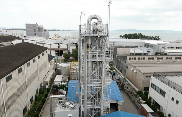 写真:蒸溜塔